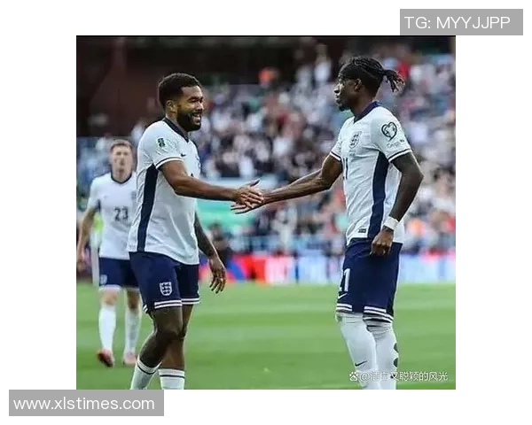 足球巨星在街头遭热烈围观引发粉丝狂潮引发媒体关注