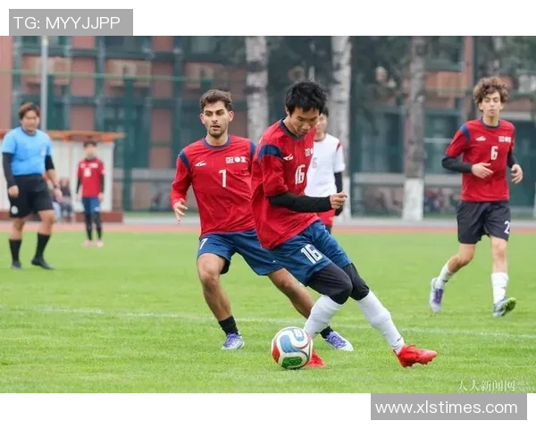 足球明星齐铃风采：从赛场到生活的多彩人生与魅力展现