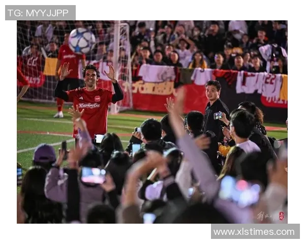 足球球星亲密吻照曝光引发热议 粉丝纷纷点赞纷纷猜测恋情走向