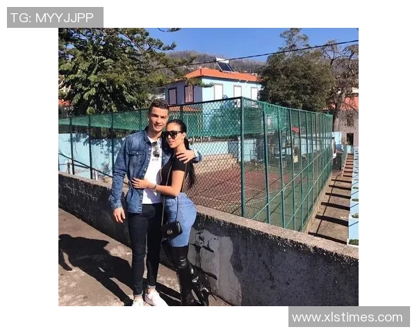 足球球星携女友甜蜜合照曝光 两人甜笑互动展现浓情蜜意